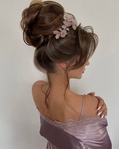 40  Stunning Updo Hairstyles for Prom Night: Complete Your Look with Elegance and Sophistication - prettygirlythings.com Bridal Hair Up High, Wedding Big Hair, Bridal Updo For Thick Long Hair, High Bun Elegant, Wedding Buns For Long Hair, Hair Styles High Bun, Quince Updos, High Bun Prom Hair, Bride Hair Up