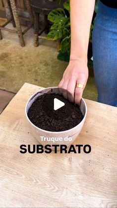 a person scooping dirt into a bowl with the words substrato on it