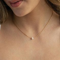 Our gold-filled Chain Link Single Pearl Necklace captivates the eye as a single freshwater pearl hangs gently from the thin paperclip link chain. This delicate design is perfect for layering and its classic and elegant touch will allow for wear for years to come. Gold Filled Chain Link Single Pearl Details: Metal: 14K Gold-Filled Hypoallergenic, Sweatproof, Waterproof. Tarnish-Free Length: 45cm Perfect your Parure by pairing with our Thin Beaded Choker and Modern Pearl Ring. Ring Pearl Modern, Single Pearl Necklace, Single Pearl, Pearl Details, Indian Jewellery Design Earrings, Indian Jewellery Design, Jewelry Design Earrings, Delicate Design, Design Earrings