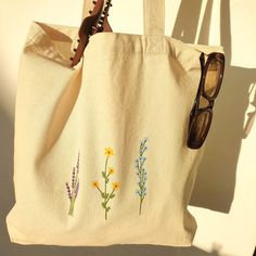 Cute and aesthetic handpainted canvas tote bag. It's an ideal shopping bag, for your books and even a nice fashion bag for the whole year .  In addition, it is very comfortable because of its long handles and many things fit :)  You have two options and you can check the differences between both in the last photo 𝟏. 𝐍𝐨𝐫𝐦𝐚𝐥 𝐭𝐨𝐭𝐞 𝐛𝐚𝐠 - Weight: 6 oz (170 g/m2) - Measurements: 38 cm x 41 cm (14.96'' x 16.14'') - Handles: 70 cm (27'') *This model is certified under the Global Organic Te Handpainted Tote Bags, Minimalist Tote Bag, Minimalist Tote, Floral Tote Bag, Nice Fashion, Chic Accessories, Elegant Accessories, Flower Lover, Long Handles