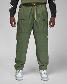 Jordan Flight takes your familiar lightweight woven pants and gets them ready for wet weather. Whether you're chillin' inside or out, you're good to go with a water-repellant finish that'll help you stay dry. Benefits Water-repellent fabric is light, durable and comfortable in wet weather. Fresh graphics combine iconic Jordan looks with energy and color. Product Details Body: 100% nylon. Pocket bags/Lining: 100% polyester. Side pockets and a Zippered back Gradient drawstring Machine wash Importe Nye Fashion, Trousers Men, Cargo Khaki, Man Weave, Active Wear Pants, Wet Weather, Nike Store, Black Running Shoes, Fleece Joggers