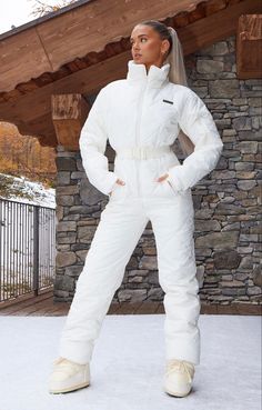 Ski Outfits For Women Style, Ski Clothes Women, Trendy Ski Outfits, White Ski Outfit, Snow Suit Womens, Ski Outfits For Women, Ski Suits For Women, Mode Au Ski