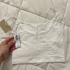 New Never Worn Simple White Crop Top For Summer, White Cotton Crop Top For Everyday, Simple Fitted White Crop Top, Simple Cotton Summer Crop Top, Simple Fitted Crop Top For Summer, Simple Cotton Crop Top For Summer, Simple White Cotton Crop Top, White Summer Crop Top For Everyday, White Everyday Crop Top For Summer