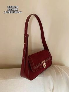 SPECIFICATIONSBrand Name: NoEnName_NullHandbags Type: Shoulder BagsTypes of bags: SHOULDER BAGSMain Material: POLYESTERLining Material: SPANDEXShape: SatchelsPlace Of Origin: GUANG DONG ProvincePlace Of Origin: GUANG DONG ProvinceOrigin: Mainland ChinaCN: GuangdongHardness: SOFTPattern Type: SolidInterior: No PocketDecoration: SequinedExterior: Solid BagOccasion: VersatileClosure Type: haspGender: WOMENStyle: vintageModel Number: QE176Number of Handles/Straps: Single