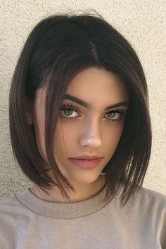 Kelsey Calemine Straight Dark Brown Bob, Choppy Layers Hairstyle | Steal Her Style Kelsey Calemine, Brown Bob, Kadeřnické Trendy, Short Brown Hair, Brown Hairstyles, Hairstyles Women, Short Straight Hair