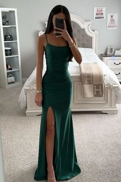 Dark Green Prom Dress, Green Spaghetti, Classy Prom, Fest Outfits, Classy Prom Dresses, Stunning Prom Dresses, Prom Dress Inspiration, Cute Prom Dresses, Pretty Prom Dresses