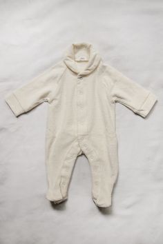 100% Cotton. Made in Japan. MAKIE Coverall. Gender Neutral Onesies, Neutral Onesies, Clothes Essentials, Kimono Onesie, Baby Kimono, Coverall Jumpsuit, Mesh Laundry Bags, Baby Jumpsuit, Fall Baby