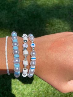 White Beaded Bracelets For Beach, Beach Clay Bracelets, Winter Clay Bead Bracelet Ideas, Making Beaded Bracelets, Summer Bracelet Stack, Pulseras Aesthetic, Bracelet Business, Clay Bracelets