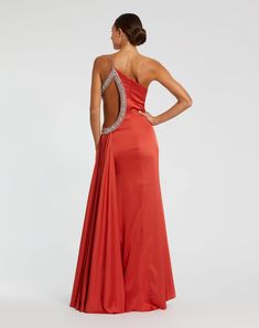 Haz una entrada deslumbrante en cualquier ocasión especial con nuestro vestido con aberturas laterales y adornos de joyas. Perfecto para eventos de alfombra roja, ceremonias de premios, bailes de graduación o una salida elegante por la noche, este cautivador vestido presenta intrincados adornos de joyas y aberturas laterales modernas que irradian confianza y estilo. Con su elegante silueta y detalles que llaman la atención, este vestido seguramente te hará sentir como la estrella del espectáculo Rhinestone Evening Dress For Gala, Luxury Backless Evening Dress For Prom, Formal Backless Evening Dress With Rhinestones, Glamorous Sweep Train Dress For Red Carpet, Embellished Evening Dress For Gala, Formal Evening Dress With Rhinestones In Maxi Length, Embellished Evening Dress For Gala And Red Carpet, Formal Maxi Evening Dress With Rhinestones, Crystal Embellished Evening Dress For Prom