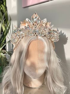 Stunning one of a kind, sea shell crystal crown.  Embellished with jewels, pearls and clear quartz.  With dangling chains which drape on the side of the hair.  This is fully lined with crushed velvet and it is elasticated at the back for the perfect fit.  Ready to dispatch. Fantasy Crown Queens, Fairytale Crown, Aesthetic Crown, Sea Crown, Mermaid Crowns, Shell Crown, Quartz Crown, Shell Crowns, Seashell Crown