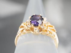 Glamuroso y brillante, este anillo vintage presenta un estilo sustancial en el montaje, con diamantes brillando en un halo alrededor de la piedra central. Bonito y pulido, este anillo equilibra la llamativa amatista de talla ovalada en la parte superior. En definitiva, ¡una preciosa pieza vintage que sin duda es única!

 Metal: oro amarillo de 14 quilates.
 Gema: Amatista 1,29 quilates
 Medidas de la gema: 7,9 x 6,2 mm, ovalada
 Acentos: 8 diamantes con un total de 0,16 quilates, SI1 en claridad, G en color
 Tamaño del anillo: 8.25
 Marcas: "14K" estampado en la banda interior Elegant Purple Cluster Ring For Formal Occasions, Elegant Amethyst Cluster Ring For Formal Occasions, Formal Oval Cluster Ring With Gemstone Accents, Ring Birthstone, Hand Ring, Amethyst Ring, Ring Ring, Birthstone Ring, Ring Gold