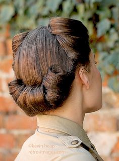 Cabelo Pin Up, 40s Hairstyles, 1940s Hairstyles, Retro Images, Pin Up Hair, Penteado Cabelo Curto, Hair Design, Retro Hairstyles, Vintage Hair