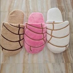 Concha Slippers - Pan Dulce Mexicano En Pantunflas . Delicious Addition To Your Pan Dulce Collection. This Slippers Has Soft Padding For Extra Comfort. Extra Rings So It Can Be Used To Make The Your Feet So Comfy. We Have 3 Diferent Colors ( Flavors ) Brown - Chocolate Pink - Strawberry White - Vanilla This Are For Adult Size Only Small - 22-22 Centimeters / 8.6 Inches Medium- 24-25 Centimeters/ 9.4 Inches Large -26-27 Centimeters/ 10.2 Inche Mariachi Outfit, Charro Outfit, Boy Baptism Outfit, Cute Slides, White Slippers, White Strawberry, Cute Slippers, Pink Chocolate, Brown Chocolate