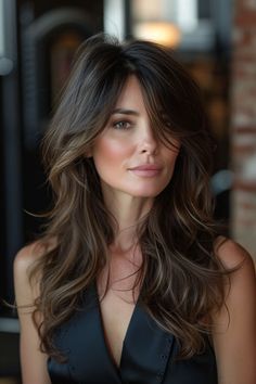 Layered long shag haircut with feathered, wispy ends Hide Widows Peak Women, Winter Brunette, Rambut Brunette, Fall Color, Brunette Hair, Great Hair