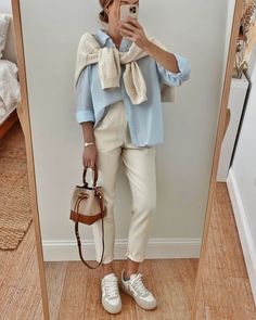 White Trousers Outfit, Beige Pants Outfit, Country Club Outfit, Beige Hose, White Pants Outfit, Beige Outfit, Veja Sneakers, Long Trousers, Elegantes Outfit