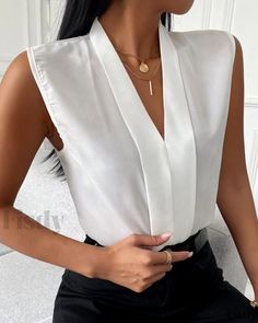 Fisdy - Versátil top informal sin mangas y cuello en V con un atractivo minimalista Moda Casual Chic, Blouse Size Chart, Lapel Top, Casual Professional, Pattern Dress Women, Blouse Tank Top, Womens Tops Summer, Blouse Material, Chiffon Shirt