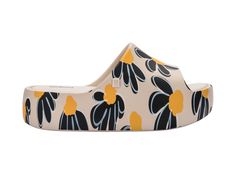 Another member of the popular Free Collection, the Free Print Platform is a modern take on the slide with plenty of cushy comfort to go around. Made from 100% EVA, the sole is super-light even with its robust appearance. The real standout? The whimsical prints, perfect to lighten the mood as well as your every step. Modern Spring Slides With Rubber Sole, Modern Slides With Rubber Sole For Spring, Modern Slides For Spring Streetwear, Open Toe Slides For Spring Streetwear, Yellow Comfortable Slides For Spring, Trendy Slides With Branded Insole For Spring, Spring Slip-on Slides For Streetwear, Trendy Streetwear Slides For Spring, Free Print