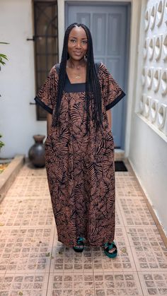 Einheitsgröße Passend für US Gr�öße 6 - 12 (UK 10 - 16) Unser Maxi-Boubou-Kleid mit lockerer Passform verfügt über einen V-Ausschnitt, ein Aufschlagmanschettendetail und Taschen für eine perfekte Mischung aus Stil und Komfort. Perfekte afrikanische Umstandsmode, wenn Sie gerade geboren haben, erwarten oder vielleicht einfach nur reiche Tante Vibes geben wollen. Wirf auf diesen Boubou für sofortigen Glamour. Wie wäre es mit einer Boubou-Party für dich und deine Mädels? Das perfekte Brautjungfernge Ankara Kaftan, African Maternity, Brunch Dress, Statement Dress, Guest Attire, Loose Fitting Dresses, Wedding Attire Guest, Maxi Robes, Kaftan Dress