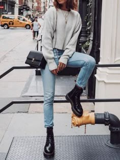 How To Style Doc Martens, Vinter Mode Outfits, Winter Mode Outfits, Casual Weekend Outfit, Stylish Winter Outfits, Trendy Outfits Winter, Denim On Denim