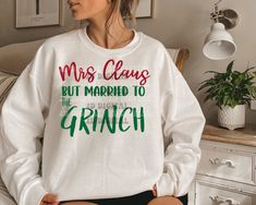 Married To The Grinch, Grinch Sweatshirt, Der Grinch, Grinch Shirts, Grinch Svg, Clothing Studio, Baby Swimsuit, Retro Baby, Funny Xmas