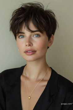 Pixie Plus Size Round Faces, Feminine Short Hair Straight, Short Hair Clothing Style, Brunette Pixie, Cool Hairstyles For Girls, Hair Inspiration Short, Haircut Inspiration, Girl Haircuts