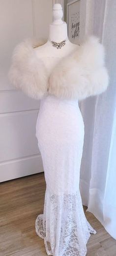 Winter Wedding Fur, Bridal Fur, Wedding Fur, Mode Kawaii, Fur Stole, Glam Dresses, Mode Inspo, Fancy Outfits, Mode Vintage