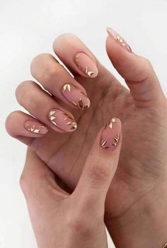 Explore 70+ classy fall nail trends for September, October, and November. From chic old money luxury to elegant minimalist styles, discover short, long, coffin, square, and almond shapes. Featuring rhinestones, acrylic, French tips, chrome, Y2K, and 90s-inspired designs. Perfect for Thanksgiving holidays and European-inspired sophistication. #minimalist #nail #design #ideas Smink Inspiration, Colorful Nails, Gold Nail, روتين العناية بالبشرة, Chic Nails, Nail Arts, Gold Nails, Cute Acrylic Nails