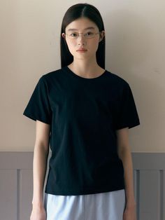 Composition : Cotton 100%Country of Origin : KOREA Black Minimalist Cotton T-shirt, Minimalist Black Cotton T-shirt, Black Cotton Minimalist T-shirt, Black Cotton Minimalist Tops, Black Minimalist Cotton Top, Minimalist Black Cotton Tops, Black Minimalist Crew Neck T-shirt, Black Relaxed Fit Basic T-shirt, Black Basic Style T-shirt For Everyday