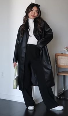 Black Leather Coat Outfit Aesthetic, Long Leather Coat Outfit Street Styles, How To Style Long Leather Jacket, Leather Trench Outfit Street Styles, Black Leather Trench Coat Outfit Casual, Dark Green Casual Outfits, Black Leather Coat Outfit Winter, Black Trench Coat Winter Outfit, Outfits With Long Leather Jackets