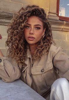 Curly Hairstyles For Long Hair, Curly Color, Dyed Curly Hair, Natural Curly Hair Cuts, Grey Hair Transformation, Highlights Curly Hair, Brown Curly Hair, Curly Hair Photos, Blonde Curly Hair