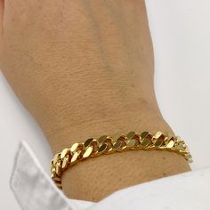 Chunky curb chain bracelet. The Versa bracelet is a classic. Length: Approx. 7" long. Material: 14K gold-plated Mens Gold Bracelet, Mens Chain, Mens Jewellery, Mens Chain Bracelet, Curb Chain Bracelet, Jewelry Bracelets Gold, Mens Gold Bracelets, Gold Bracelet Chain, School Motivation