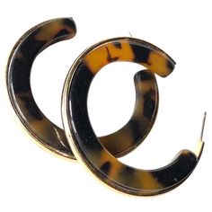 Vintage Tortoiseshell Acrylic Hoop Gold Border Earrings Condition: Good. Closure: Push Back. Butterfly Clasps will be added before sending (missing in photos). Size: 5cm diameter.  Date: 1980s-90s. Please view all pictures for more detail. Any questions please ask. Please take a look at my other wonderful vintage accessories and vintage treasures available in my shop. I am regularly adding new items so please favourite my shop to stay updated. https://www.etsy.com/uk/shop/YonksRox Thanks for loo Gold Border, Jewelry Earrings Hoops, Tortoise Shell, Vintage Accessories, Uk Shop, All Pictures, New Items, Etsy Earrings, Jewelry Earrings