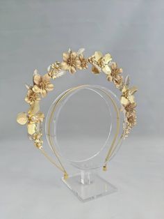 The Fleur de Lune Collection This stunning halo headband is handcrafted using simple matte gold flowers, adorned with champagne tone foliage and delicate gold flowers with glass ivory pearls set inside a larger gold textured flower. The different gold tones in this collection really set them apart.  This halo headband forms part of the FLEUR DE LUNE bridal collection which features a gold hair back piece, gold halo headband and headband. The collection is inspired by the simplicity of French bri Floral Bridal Crown, Chicas Punk Rock, Bridal Halo, Pearl Bridal Headband, Halo Headband, Floral Halo, Gold Headpiece, Back Piece, Gold Headband