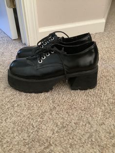 Low Doc Martens, Plateau Shoes, Unif Shoes, Girls Loafers, Grunge Shoes, Dr Martens Style, Martens Style, Goth Boots, Alternative Shoes