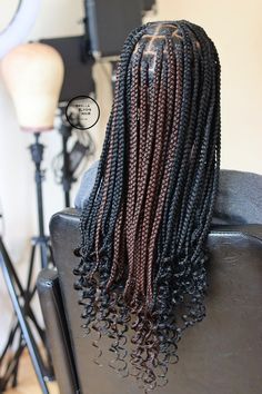 Knotless Box Braids Medium Curls At The End, Knotless Box Braids Medium With Curls And Color, Mid Back Knotless Braids With Curls, Medium Knotless Box Braids With Color, Braids For Black Women Medium, Knotless Braids Hairstyles Medium, Curled Knotless Braids, Medium Knotless Box Braids With Curls, Medium Part Knotless Braids