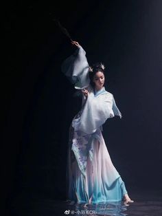 Chinese Dance Pose, Elegant Dance Poses, Japanese Fan Dance, Traditional Chinese Dance, Shi Wudu, Wang Churan, Burning Rose, Kimono Gallery, Asian Photography