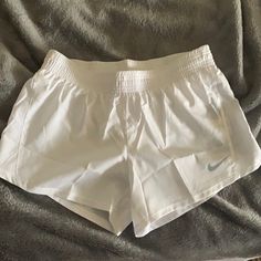 Brand New Dri-Fit White Nike Running Shorts With Tags Still Attached. Women’s Size Small. Cute Soccer Shorts, White Workout Shorts, Nike Clothes Women, Nike Women Outfits, White Nike Shorts, Running Outfits, Look Nike, Workout Shorts Women, Cute Nike Outfits