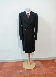 Good evening, I offer you this terrifying black wool double-breasted coat from Zegna. Thick and soft fabric, perfect for winter and mid-season. In addition, the coat is fully canvassed for better durability. (Complete covering, traditional covering) The coat is a 4 x 2 double-breasted coat with splendid peak lapels that will mark your figure. In very good shape Measures Shoulder width: 42 cm Total length: 103 cm Handle length: 65 cm Armpit width: 50cm Waist width: 48cm #SartoCoatXS Bespoke canva Double Breasted Coat, Good Evening, Black Wool, Black Coat, Soft Fabric, Double Breasted, Soft Fabrics, Mens Jackets, Favorite Outfit