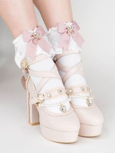 The price is for a pair of socks only, others are not included. Material:CottonSocks Details:Bowknot Details / Ruffled Cuff Cute Accessories Kawaii, Jirai Kei Fashion, Kawaii Kei, Black And White Socks, Lace Stockings, Kei Fashion, Dr Shoes, Jirai Kei, Cute Shoes Heels