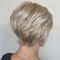 Layered Blonde Pixie Bob Bob Inversat, Layered Blonde, Feathered Layers, Beehive Hair, Crop Hair, Modern Haircuts, Stylish Haircuts, Funky Hairstyles