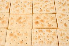 crackers are arranged in rows on top of each other to be used as appetizers