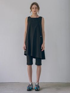 This is vanone atelier’s summer dress is perfect for lightweight wear. Designed without a lining for easy layering with various tops, it also wears comfortably on its own without clinging to the body. The asymmetrical silhouette and side slits add a distinctive touch, while the boat neck design offers a refreshing look. Made from sturdy and stretchy material, it maintains its unique shape without sagging.- Ideal for daily wear- Can be paired with different accessories to create various looks- A basic item that complements any outfit well Summer Stretch Black Asymmetrical Dress, Black Stretch Asymmetrical Dress For Summer, Black Stretch Asymmetrical Summer Dress, Versatile Knee-length Summer Dress, Versatile Summer Tunic With Relaxed Fit, Summer Lagenlook Tunic With Asymmetrical Hem, Black Spring Tunic For Layering, Summer Knee-length Asymmetrical Stretch Dress, Fitted Tunic With Asymmetrical Hem For Summer