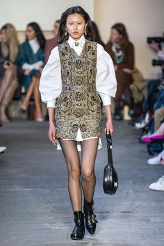 For Sale on 1stDibs - This Etro Fall 2019 Runway sleeveless black and beige jacquard slim fit button down mini dress / vest is made of blended wool and features two small flap Haute Couture Style, Fashion 90s, Vogue Germany, Mode Inspo, Fashion Show Collection, Mode Inspiration, Autumn Fashion Women, Primavera Estate, Runway Fashion