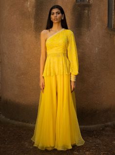 Outfit For Haldi Function For Bridesmaid, Yellow Outfit For Haldi Function, Haldi Outfits For Bridesmaid, Peplum Top With Sharara, Seema Thukral, Top With Sharara, Learning Diary, Banarasi Dress, Aesthetic Bookmarks