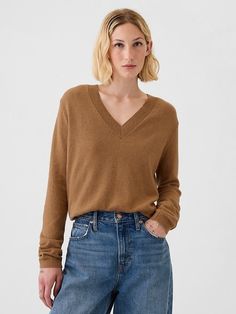 CashSoft V-Neck Sweater Casual Branded Affordable Sweater, Fitted Crew Neck Sweater, Vneck Sweater Outfit, Beige Sweatshirt, Heather Brown, Camel Sweaters, Sweater Outfit, Chic Sweaters, Vision Boards