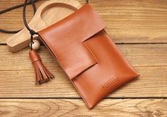 Cute Brown LEATHER WOMEN Cell Phone SHOULDER BAG Small Crossbody Purses FOR WOMEN Crossbody Phone Purse, Felt Necklace, Leather Craft Projects, Heavy Bags, Small Crossbody Purse, Purse Crossbody, Phone Purse, Crossbody Bag Women, Felt Bag