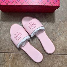 New Tory Burch Pink Everly Slide | Size 8.5 | Never Worn! Pink Chanclas, Pink Tory Burch Sandals, Tory Burch Slides, Orange Flip Flops, Tory Burch Flip Flops, Pretty Sandals, Trendy Shoes Sneakers, Womens Shoe, Tory Burch Sandals