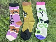 The quirky fried cat socks add fun and personality to your outfit with their adorable cat shape and playful fried hair design. Colour Options: Pink, Yellow, White Sock sizes EU 36 - 38 / UK 4 - 5.5 / us 5 - 7 EU 39 - 41 / UK 6 - 7.5 / US 7 - 8.5 EU 42 - 43 / UK 8 - 9.5 / US 9 - 10.5 Sock material: 75% cotton, 20% polyester and 5% elastane. They are perfect for expressing your personality and sense of humor, and are fun for everyday wear as well as casual times. Please do not iron, hand wash is r Cartoon Socks, Cat Socks, Pattern Socks, Patterned Socks, Sock Gifts, White Sock, Cool Socks, Casual Socks, Womens Casual