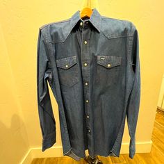 Wrangler Western Raw Denim Shirt Logo Pockets Snaps Vtg Mens Rare. This Shirt Is Cool. “W” Logo Pockets Are Classic Wrangler All The Way. Plenty Of Snaps And Western Styling. Raw Denim That Will Soften With Use. Well Made. Condition: Very Excellent Preowned Condition. Never Worn. No Holes, No Stains And No Fading! Size Large Men’s. Pit To Pit 23” Length 31” Sleeve Length 27.5” Western Style Medium Wash Shirt For Rodeo, Western Style Denim Blue Shirt For Rodeo, Classic Medium Wash Shirt For Rodeo, Medium Wash Denim Shirt For Rodeo, Medium Wash Shirt With Button Closure For Rodeo, Classic Dark Wash Shirt For Rodeo, Western Style Dark Wash Denim Shirt, Western Dark Wash Denim Shirt, Western Style Blue Denim Shirt