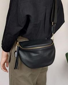 Outfit With Crossbody Bag, Black Leather Sling Bag, Small Bag Ideas, Women’s Purses, Small Purse Outfit, Leather Sling Bags Women, Handbags For Girls, Crossbody Bag Outfit, Cross Shoulder Bag